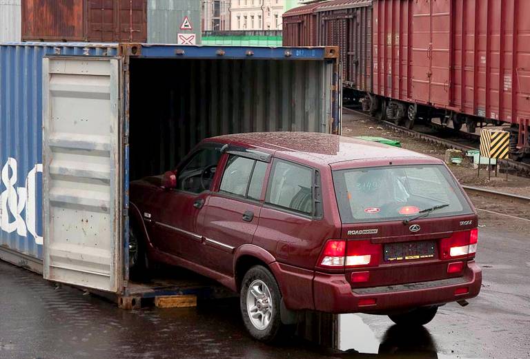 Транспортировка жд контейнером легковой машины  из Братска в Москву